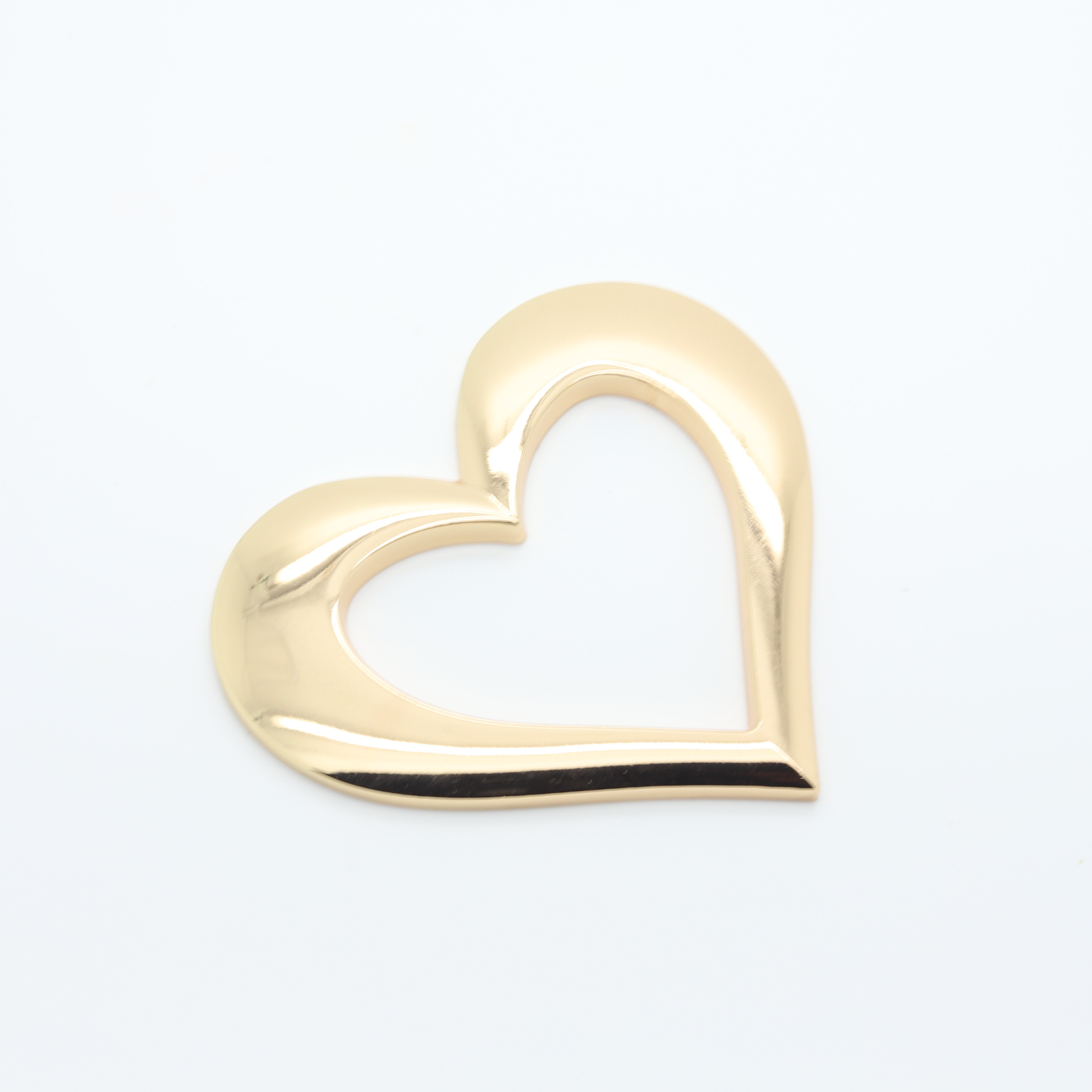Large heart-shaped connector buckle in gold-plated metal