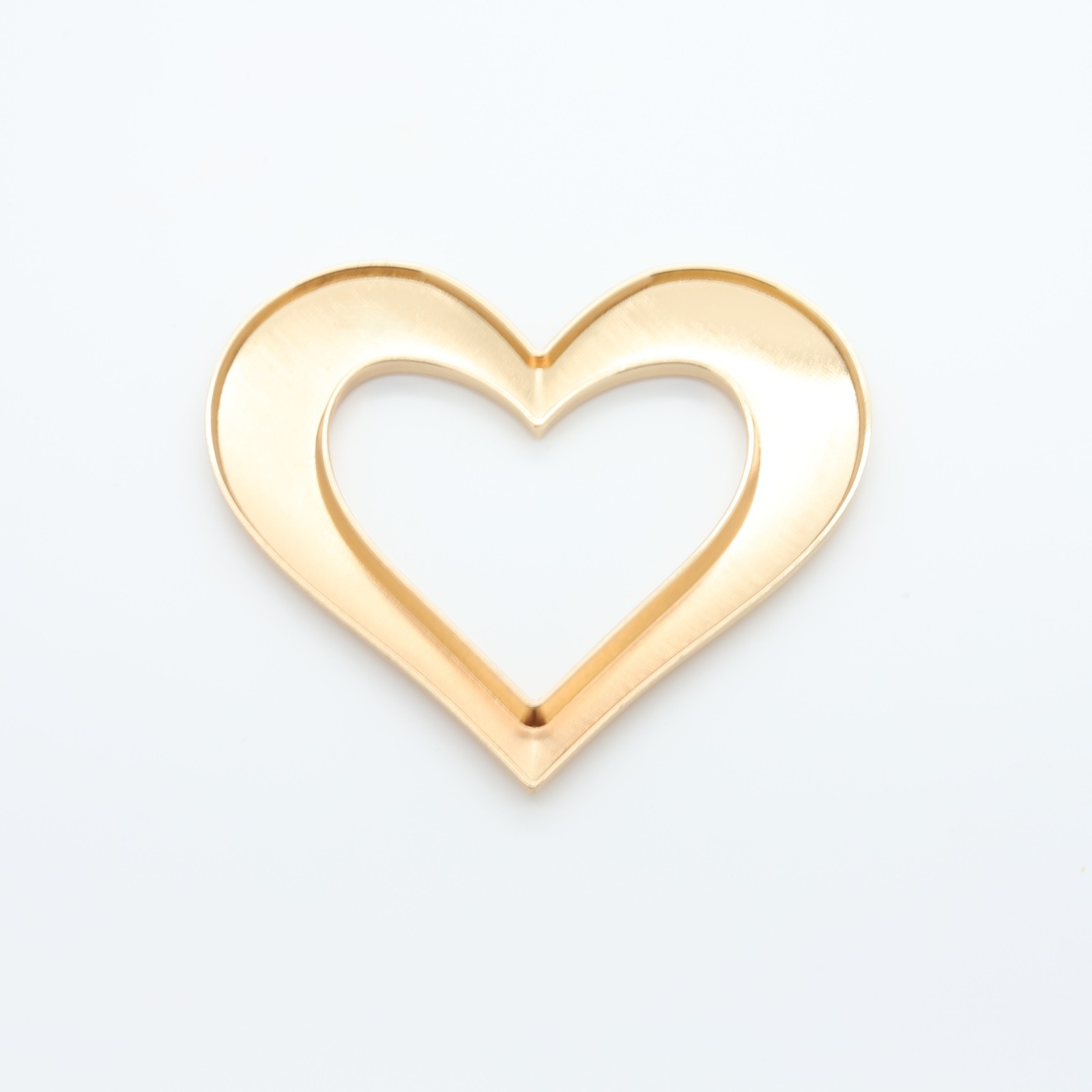 Large heart-shaped connector buckle in gold-plated metal