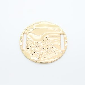 Gran lazo redondo de metal dorado con estructura en relieve