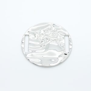 Gran lazo redondo de metal plateado con estructura en relieve