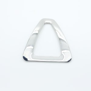 Conector grande de metal plateado con forma original