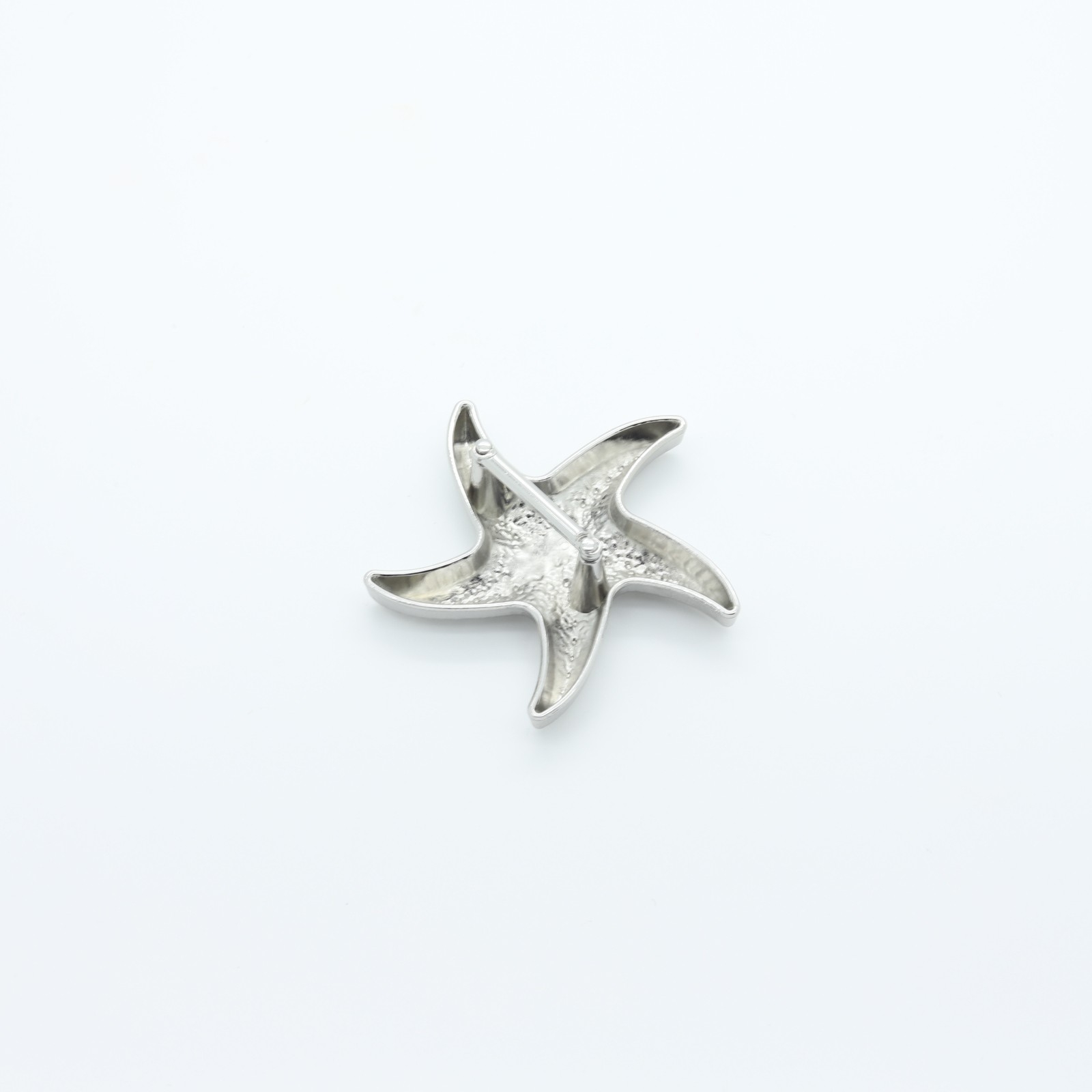 Shell-shaped silver-plated metal loop