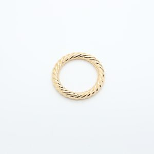 Anillo conector de metal dorado trenzado