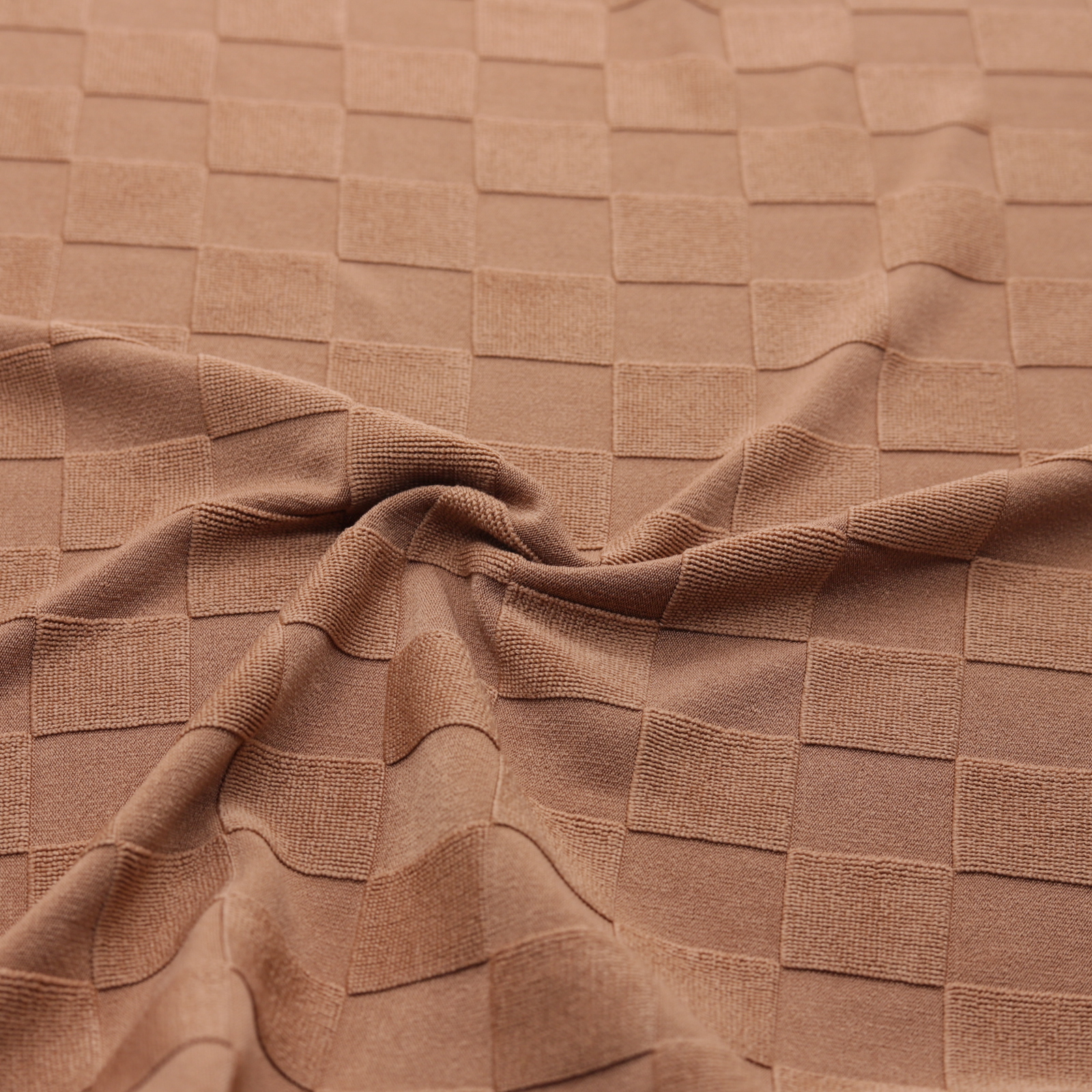 Maille jacquard unie brune et texturée à petits carreaux