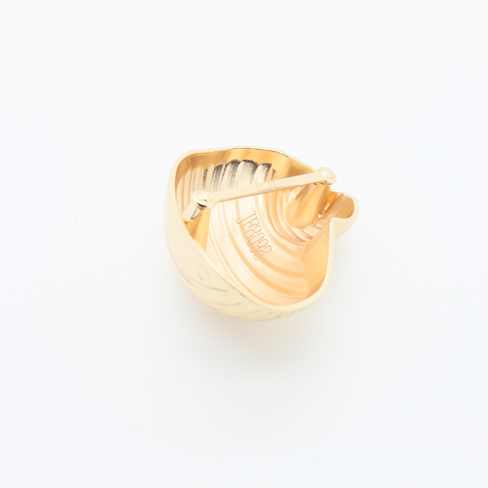 Gold-plated shell-shaped loop