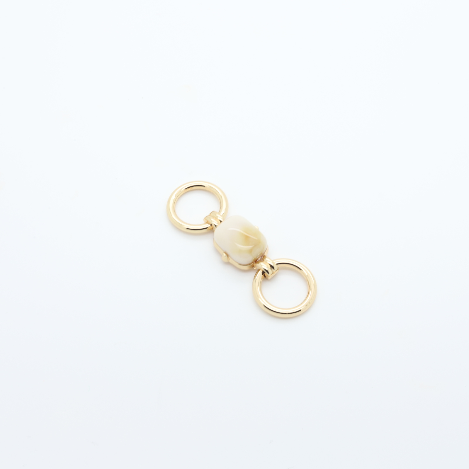 Conector de metal dourado com duas argolas - Pedra natural branca no centro