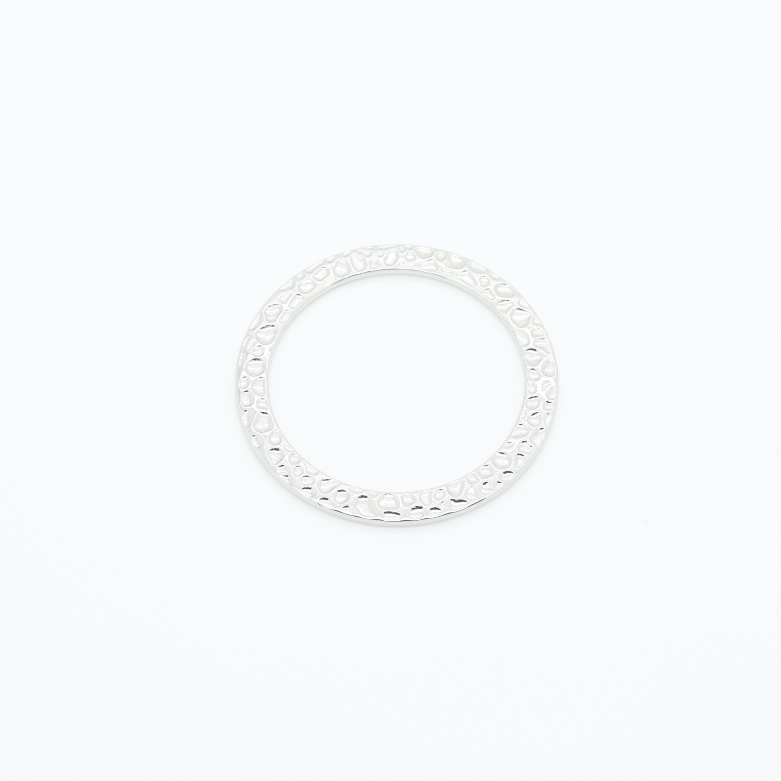 Boucle connecteur à surface irrégulière argent