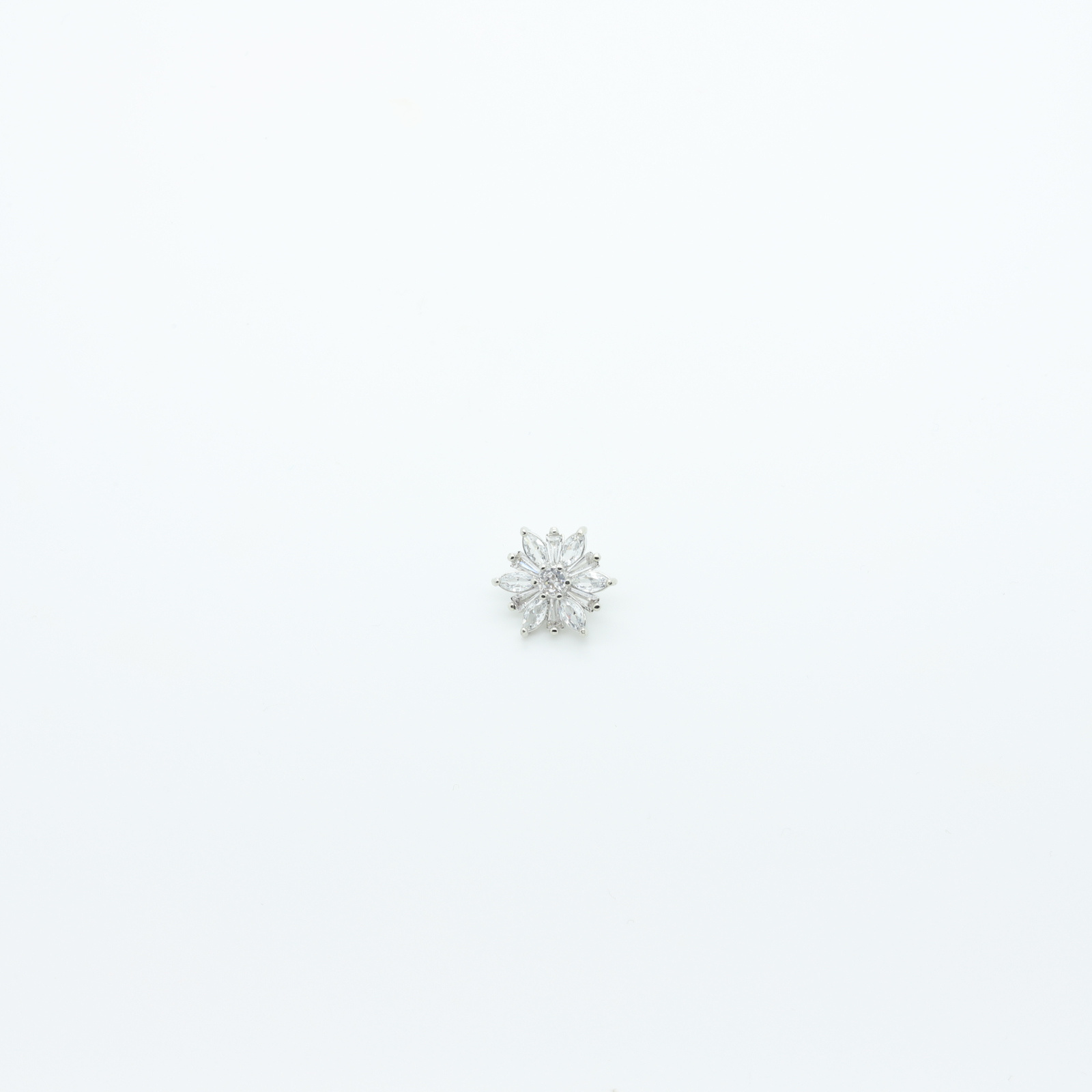 Bouton incrusté de pierres zircon