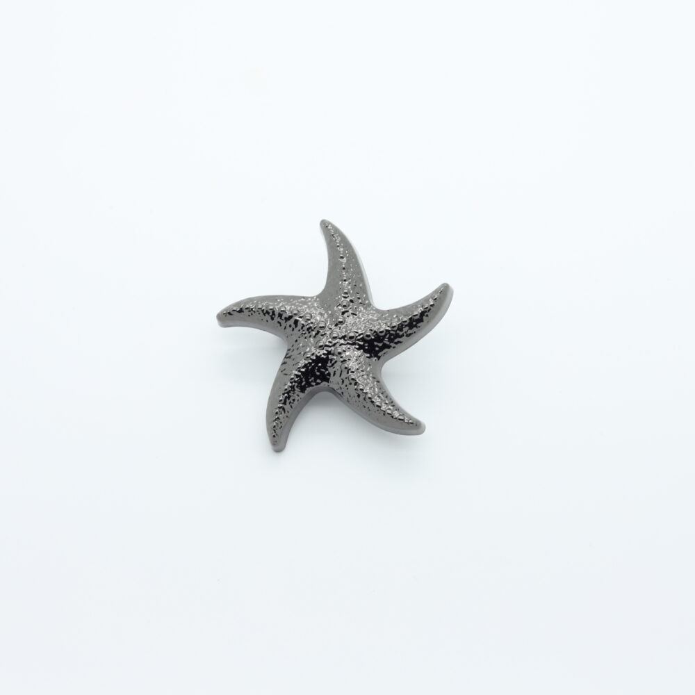 Anello in metallo grigio acciaio a forma di stella