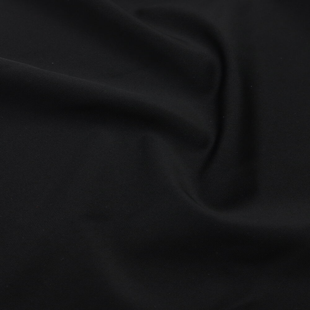 Tessuto in microfibra nera elasticizzata con effetto satinato
