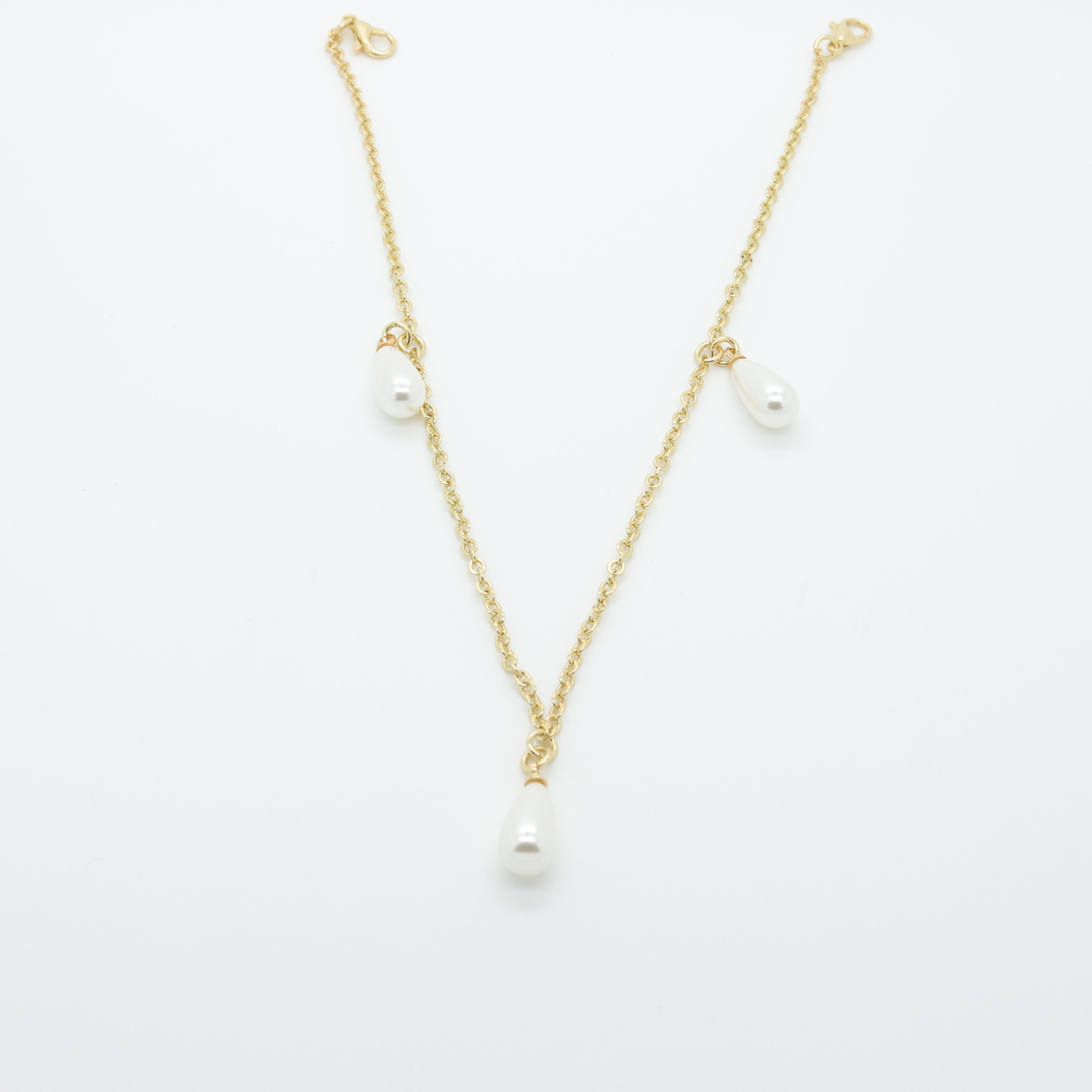 Cadena decorativa de metal dorado con cuentas en forma de gota