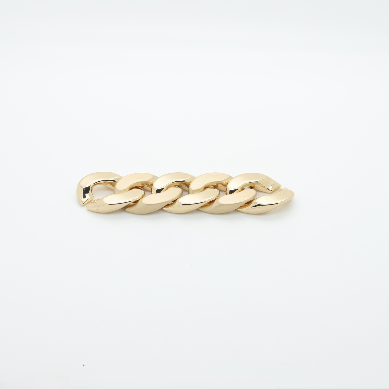 Cadena decorativa de grandes eslabones en metal dorado