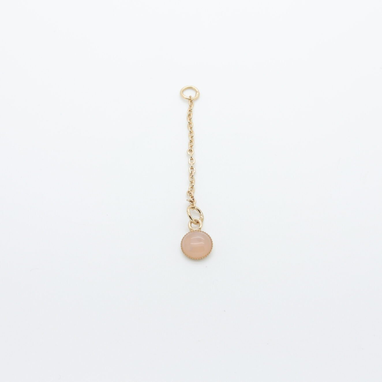 Gold-plated jewelry chain with round pendant