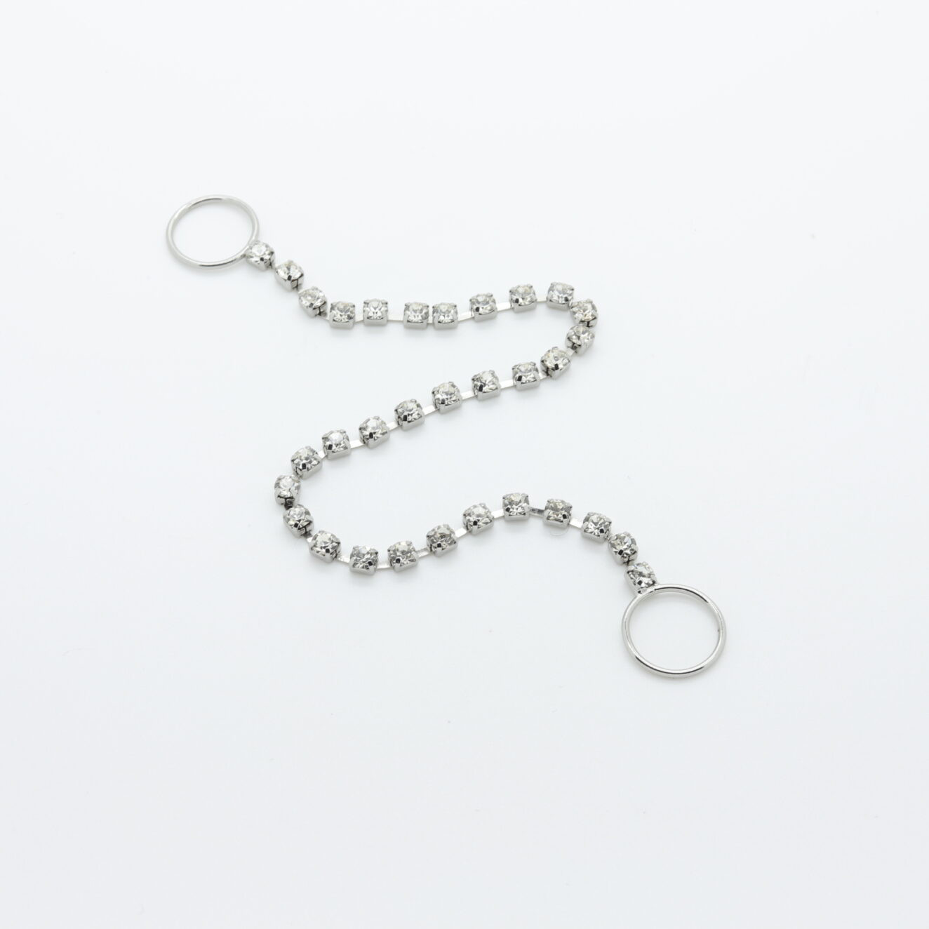 Decorative jewelry chain in silver-plated metal with rhinestones