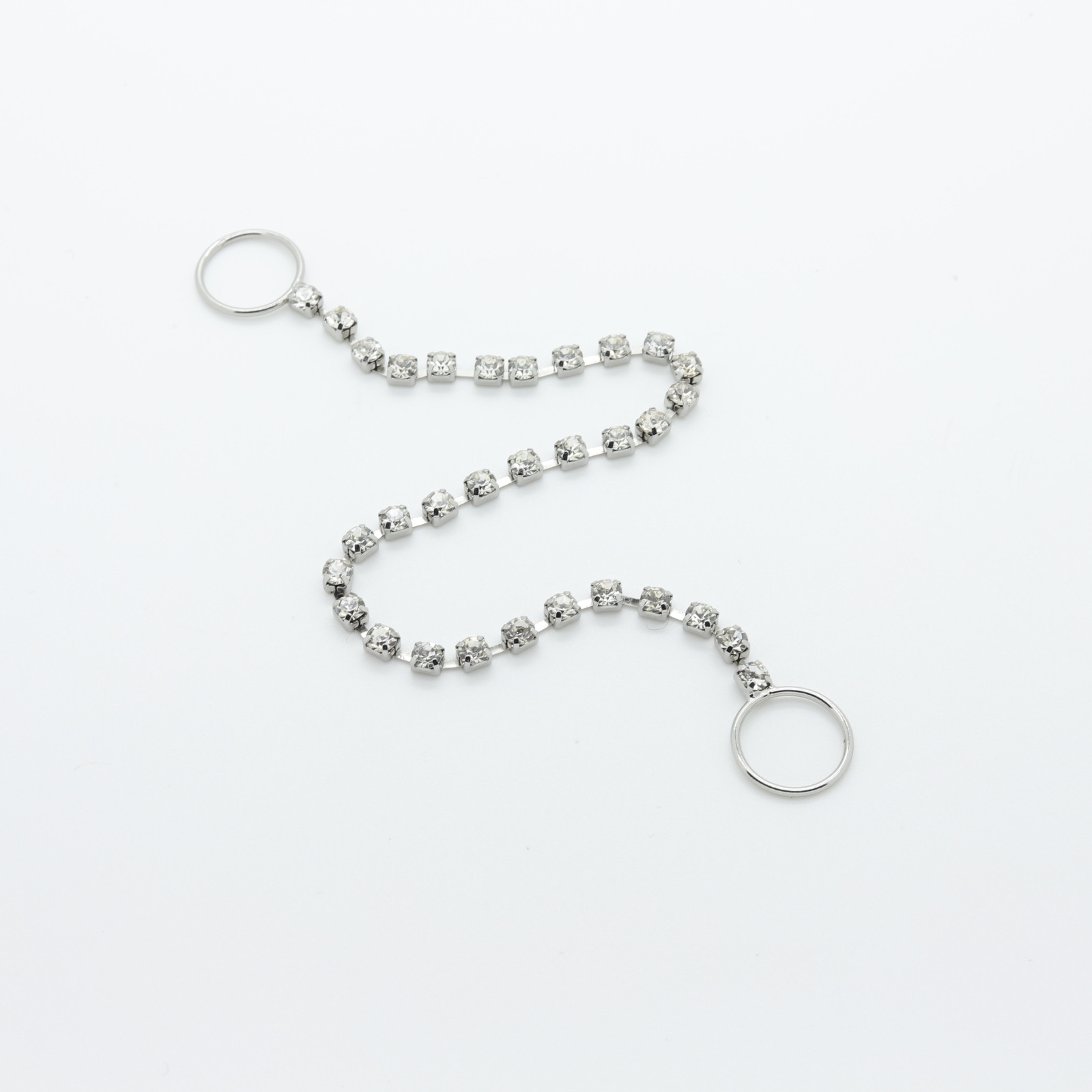 Cadena decorativa de bisutería plateada con strass