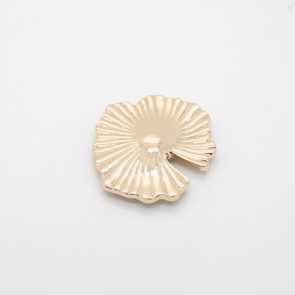 Lazo de metal dorado en forma de flor