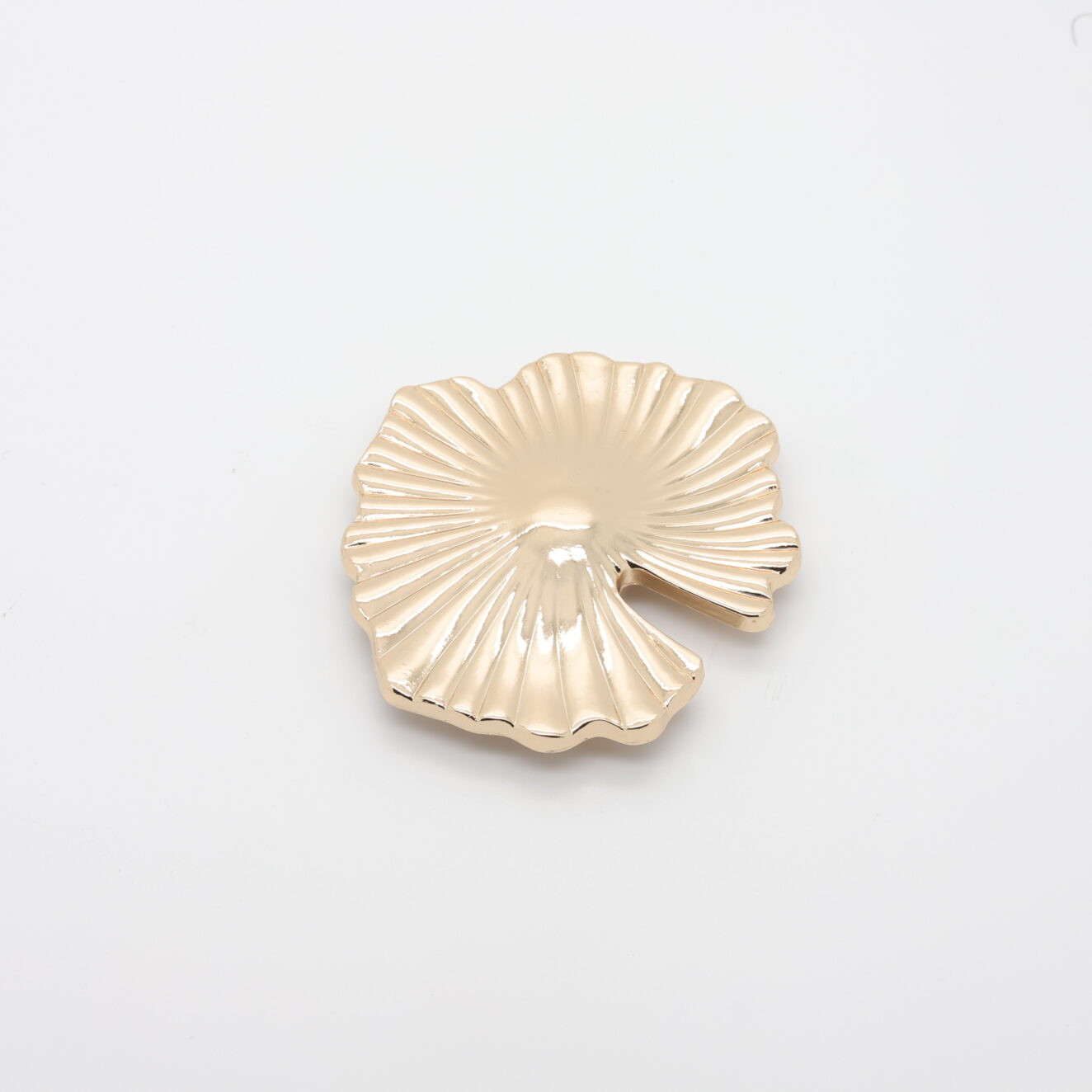 Anello in metallo placcato oro a forma di fiore