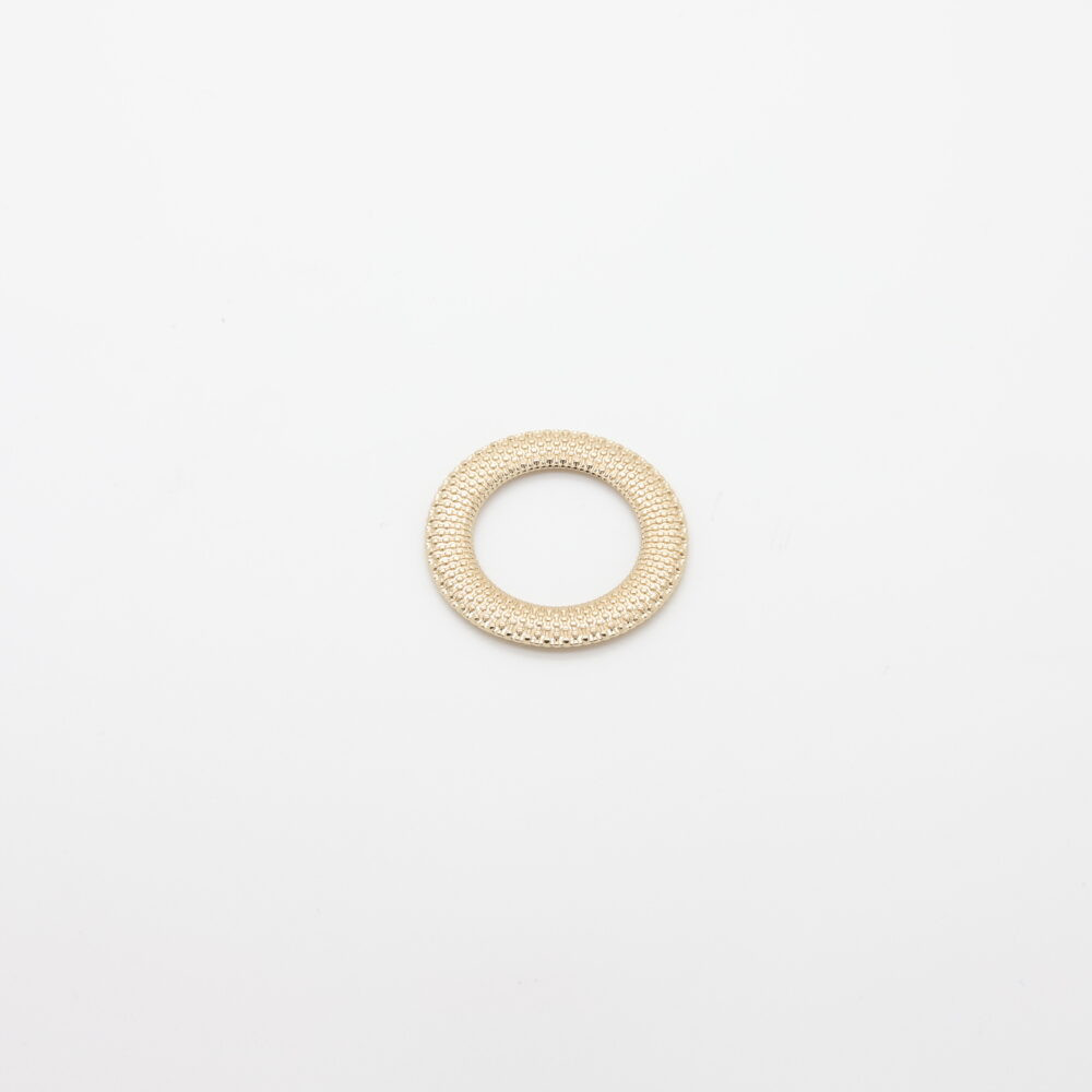 Anillo conector redondo de metal dorado con textura