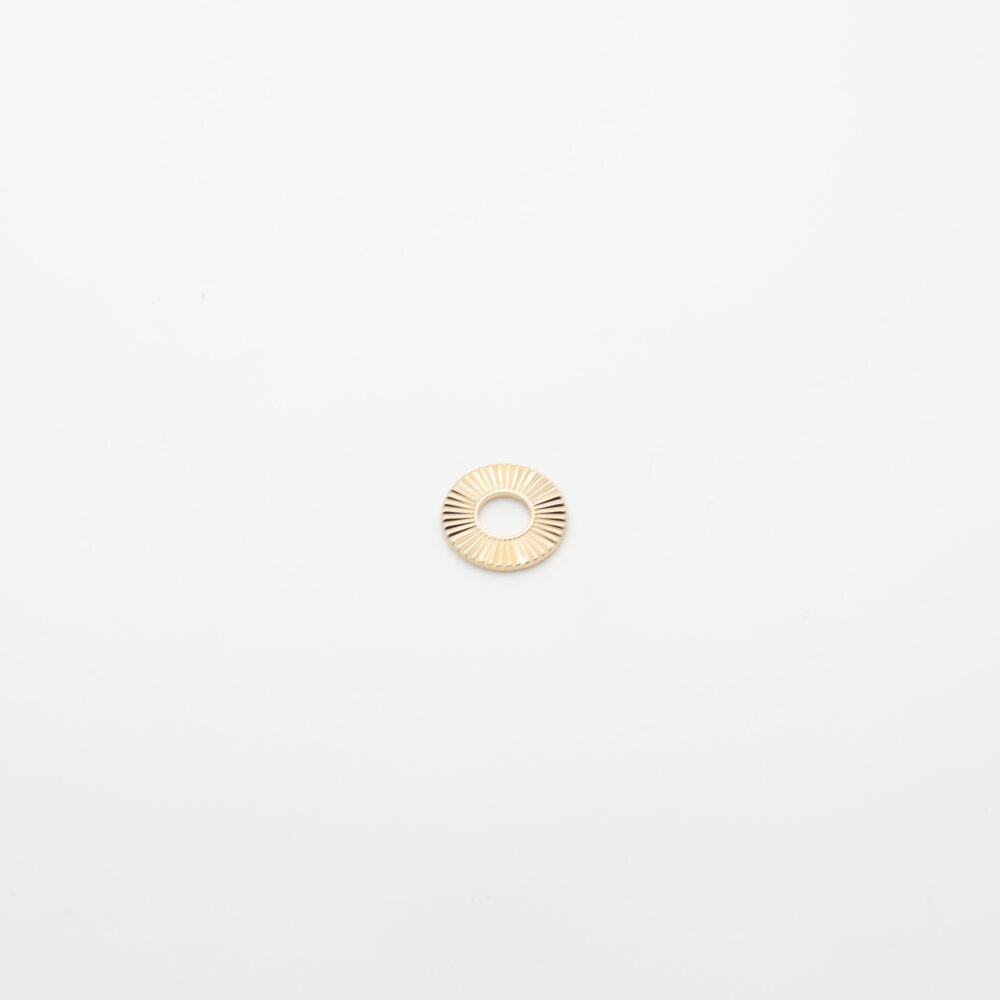 Anello rotondo con texture in metallo placcato oro