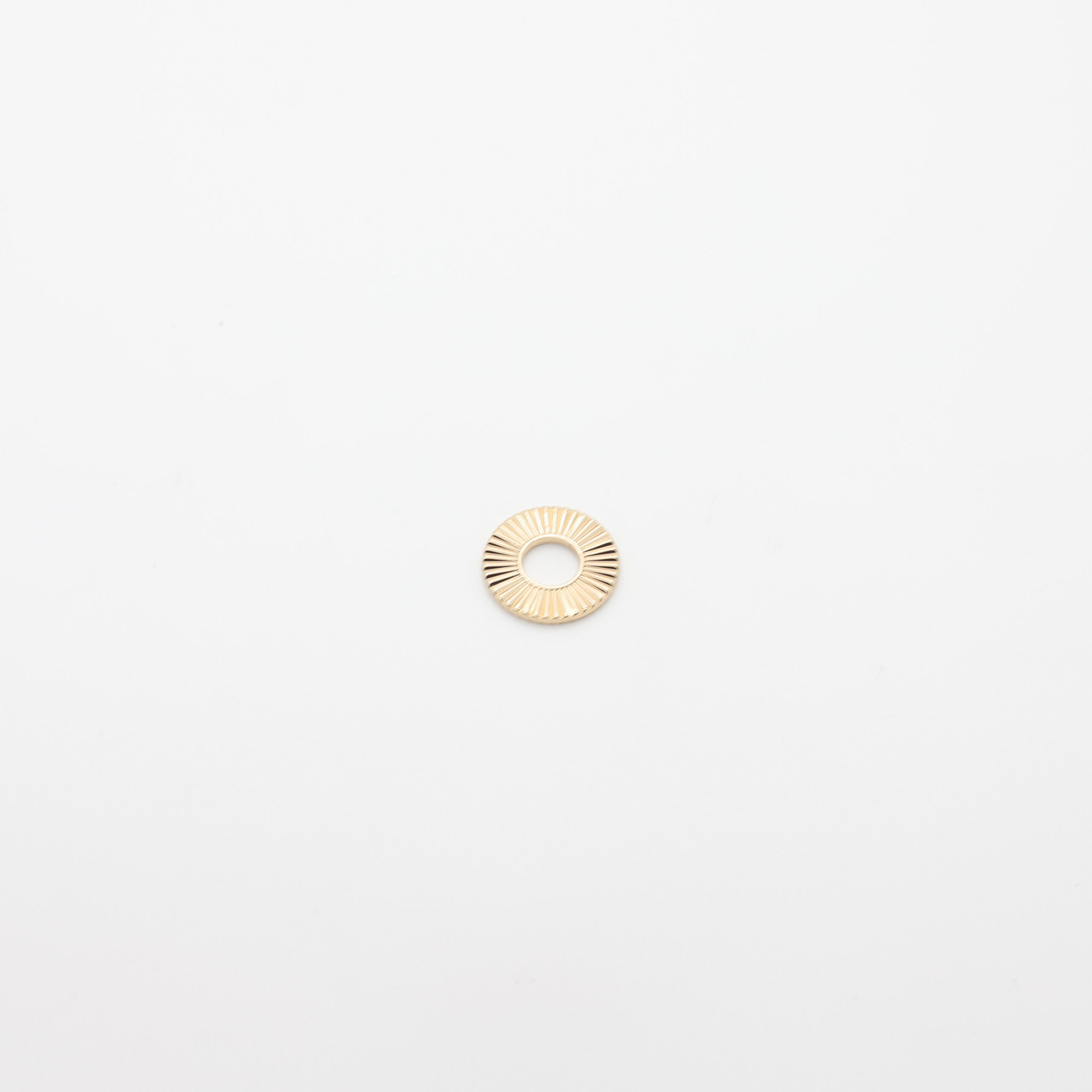Anillo redondo texturizado en metal dorado | D'YRSAN Anillo redondo texturado de metal dorado