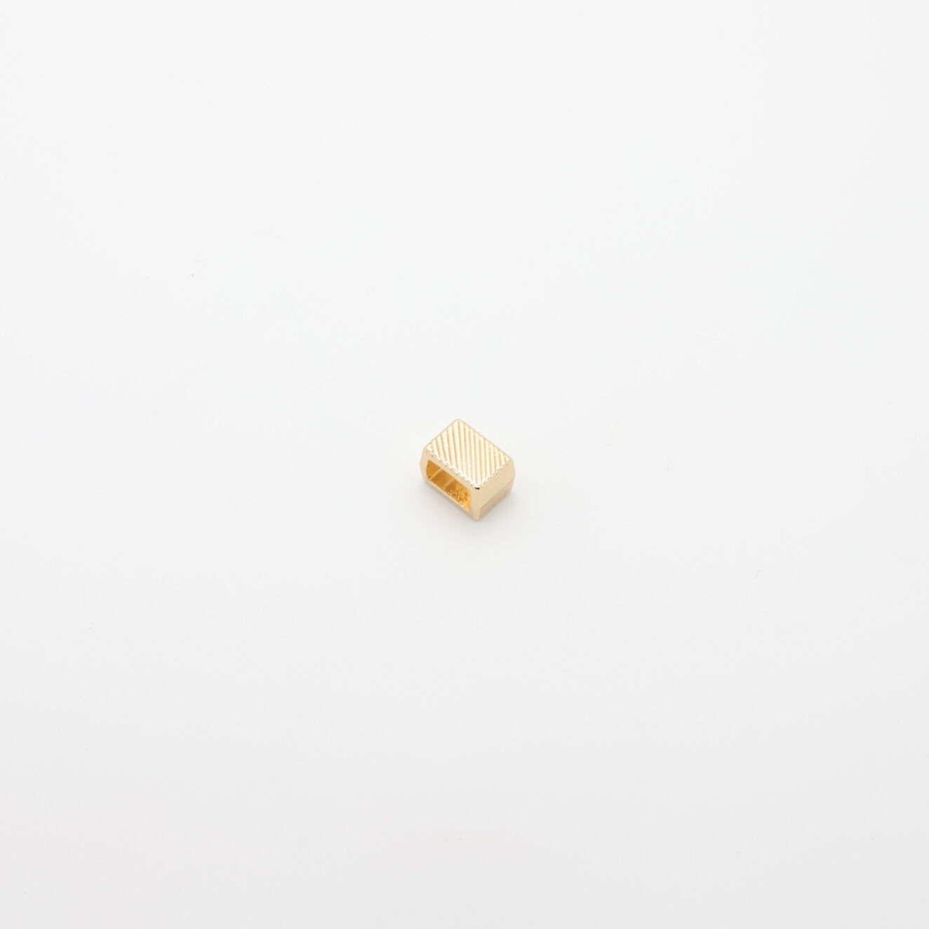 Ribbed square loop in gold-plated metal