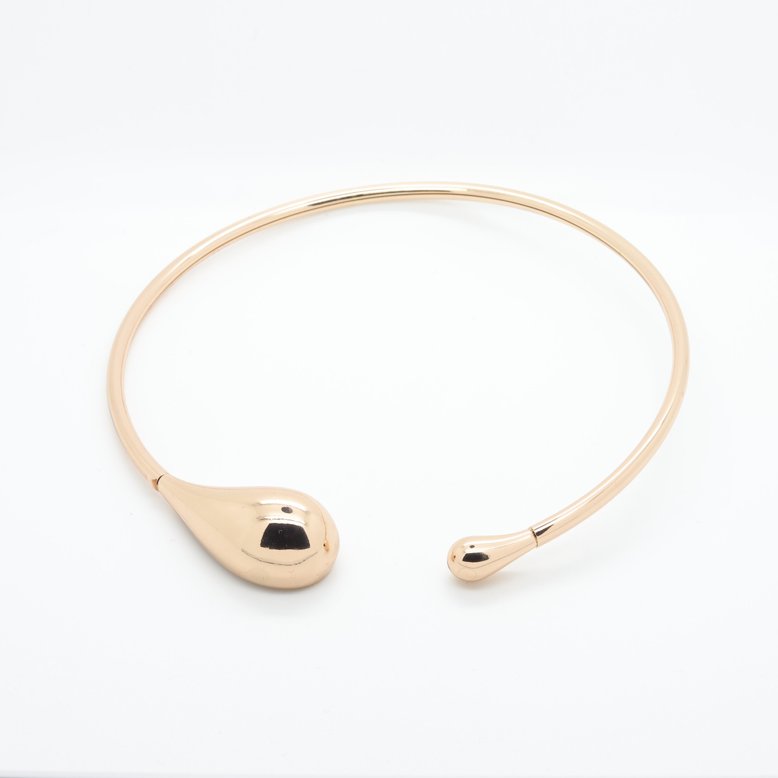 Collar de metal dorado con conector de torsión