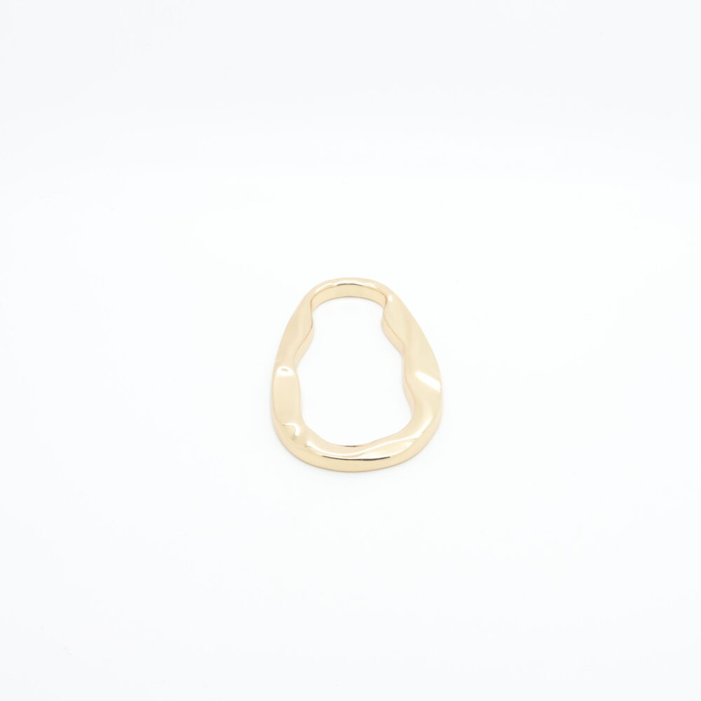 Anello ovale martellato in metallo dorato