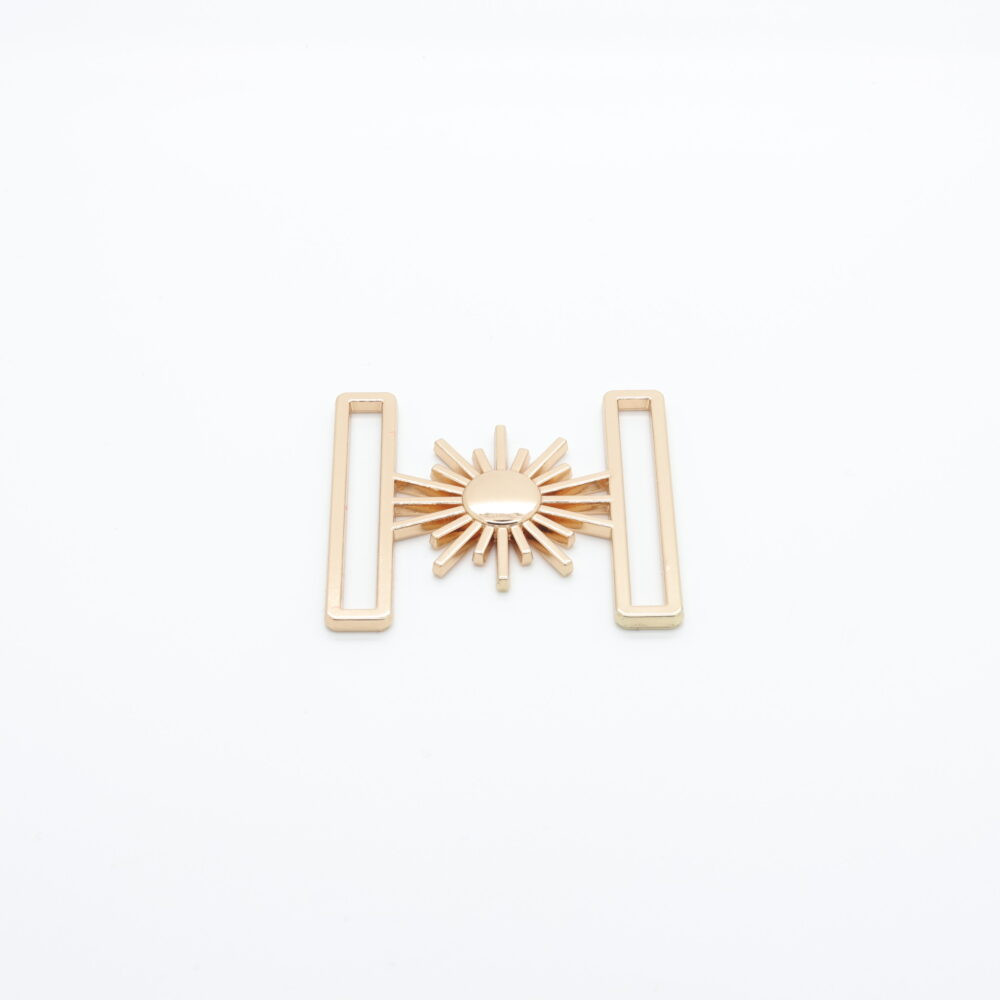 Conector solar con barra metálica dorada
