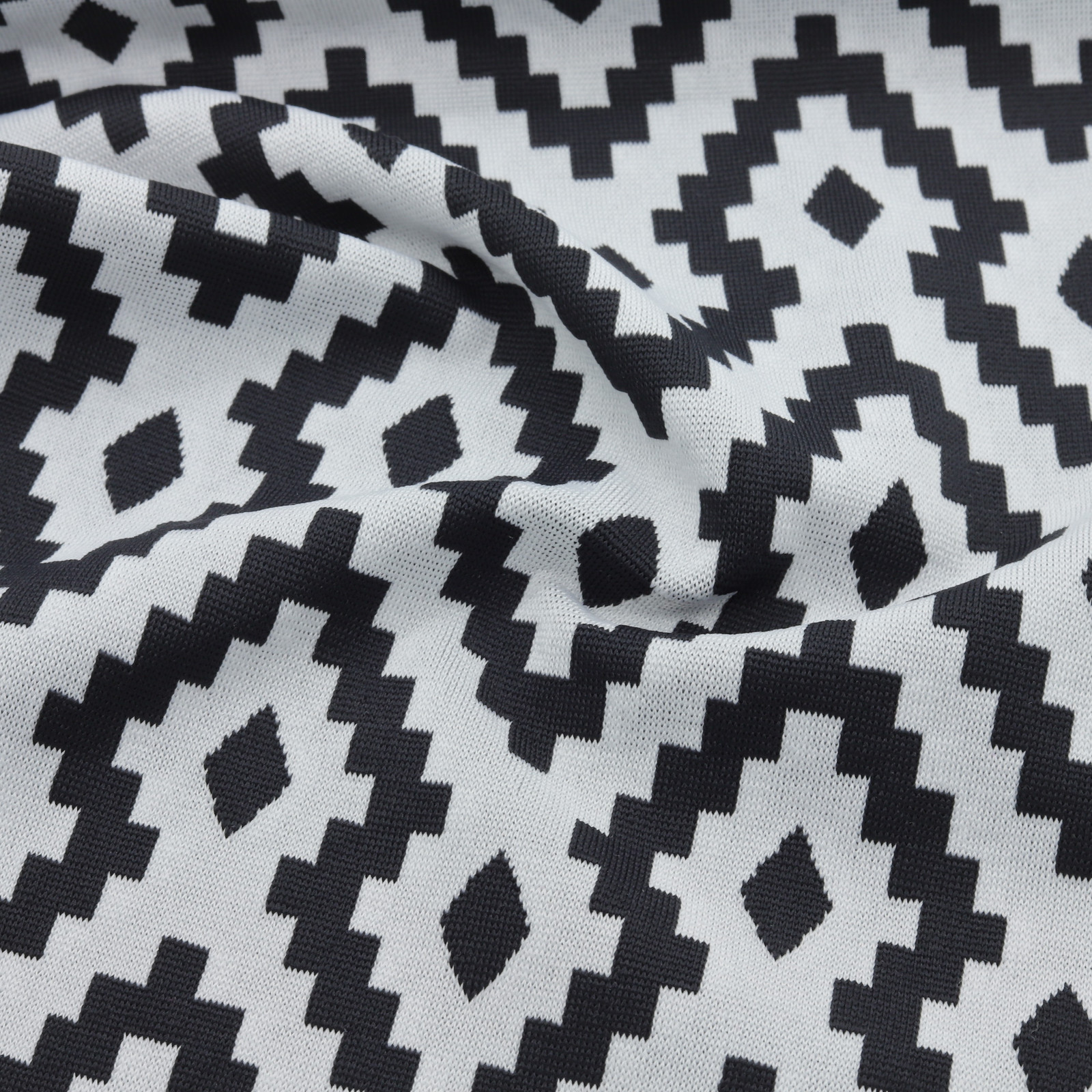 Tissu maillot de bain extensible à motif graphique noir et blanc | D'YRSAN | Tissu maillot de bain extensible à motif graphique noir et blanc | D'YRSAN