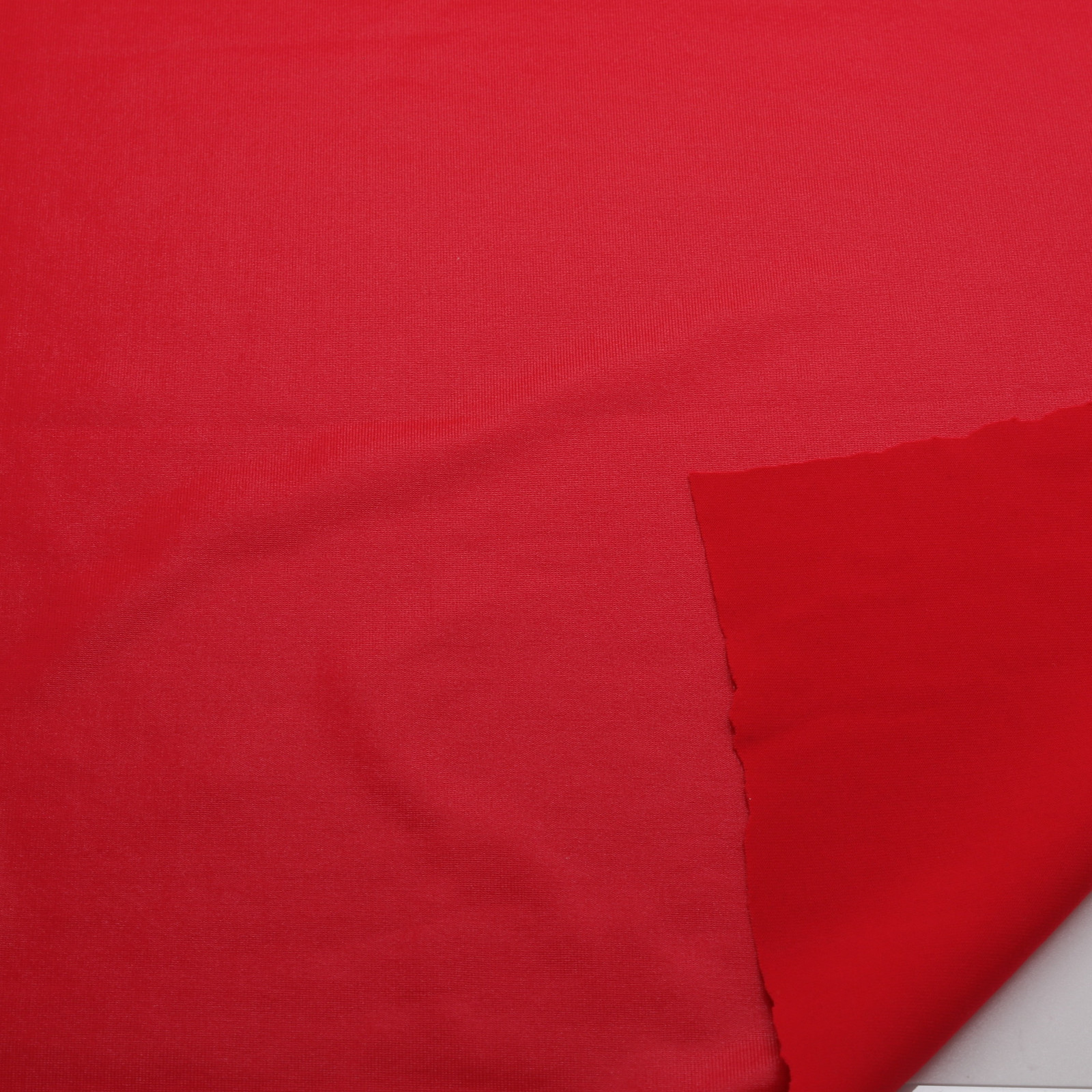 tissu maille haute brillance rouge